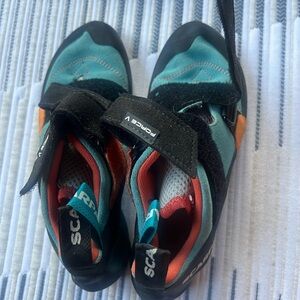 Woman Scarpa climbing shoes - Teal, Black, and Orange